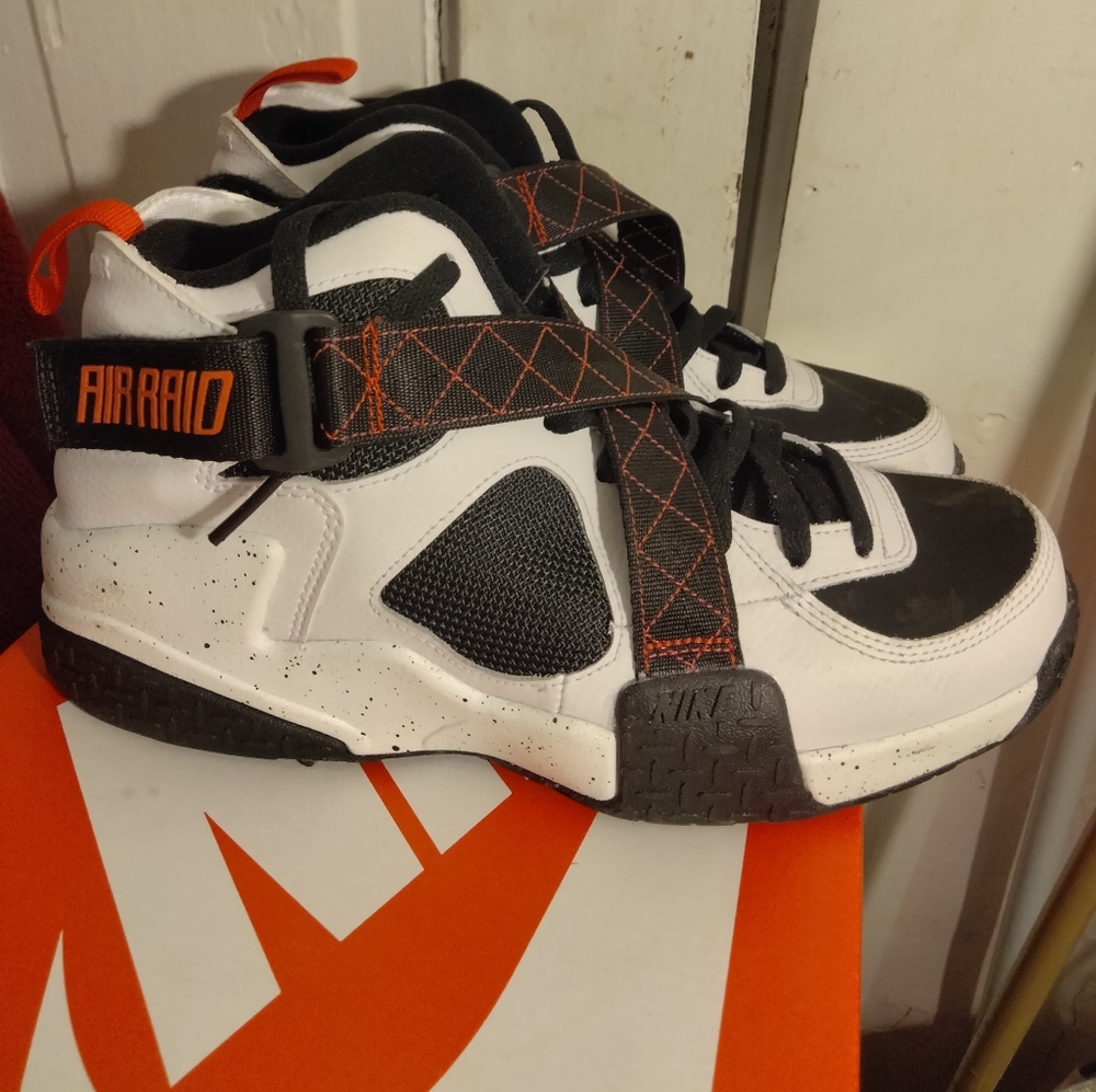Nike AirRaid sneakers for Men.   Black , white